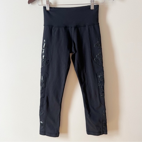 Lululemon Cropped Black High Rise Leggings Capri Length Size 2 Latex Side Panels - Picture 1 of 8